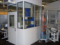 Messmaschine RAPID mit Robotersteuerung in Käfig