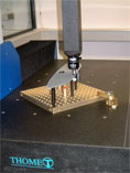 Vermessung eines Metallblechs auf der Messmaschine RAPID von THOME Präzision